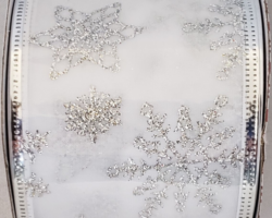GLT SLVR SNWFL 1 WH SAT-2.5” WR
This bow could be used for a Christmas or winter collection. Streamers will be solid ribbon in the colors of white and silver. If available, a coordinating text streamer for the desired occasion could be added.