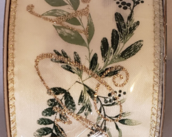 GRN HOLLY MRY CMAS TXT WH SAT-2.5” WR
This bow would be used for a Christmas collection. Streamers will be solid ribbon in the colors of green, gold and white.