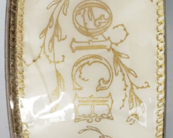RJCE GLD TXT IVY SAT-2.5" WR This bow is for Christmas. Streamers will be solid ribbon in the colors of ivory and gold.