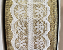 SPRK GLD WH LACE-1.5” WR
This bow could be for any occasion. Streamers will be solid ribbon in the colors of white and gold. If available, a coordinating text streamer for the desired occasion could be added.